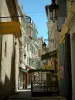 Arles - Calle bordeada de casas con el restaurante de la terraza
