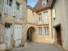 Arnay-le-Duc - Ruelle bordée de maisons