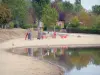 Arnay-le-Duc - Base de loisirs de l'étang Fouché : plage et aire de jeux pour enfants dans un cadre arboré