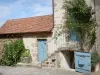 Arnay-le-Duc - Maison en pierre aux portes bleues