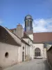 Arnay-le-Duc - Ruelle pavée menant à l'église Saint-Laurent