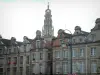 Arras - Casas de dos aguas de estilo flamenco y el campanario