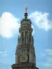 Arras - Campanario y las nubes en el cielo