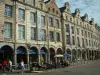 Arras - Casas con soportales de estilo flamenco cafetería y la plaza de los Héroes