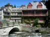 Arreau - Puente sobre el río y las casas de las aldeas a lo largo del agua en el Bigorra