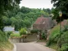 Arthel - En la ladera, las casas con flores, árboles y postes de luz