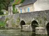 Asnières-sur-Vègre - Puente Viejo sobre el río Vègre románica, y las casas de la villa medieval