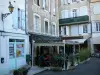 Auch - Cafetería con terraza y fachadas de las casas en el casco antiguo