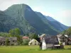 Aulus-les-Bains - Bergen Hoge Couserans met uitzicht op de huizen van het dorp (spa) in het Regionaal Natuurpark van de Ariège Pyreneeën, in de vallei van Garbet