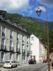 Aulus-les-Bains - Lantaarnpaal, straat en gevels van huizen in het dorp (spa), bossen en bergen van de Hoge Couserans achtergrond