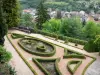 Aurillac - Parque del castillo de Saint-Etienne con vistas al valle y la ciudad Jordanne