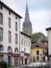 Aurillac - Campanario de la iglesia de la abadía de Saint-Geraud y fachadas de las casas del casco antiguo