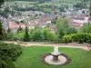 Aurillac - Parque del castillo de Saint-Etienne con vistas a la iglesia y tejados del casco antiguo de Saint-Géraud