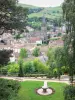 Aurillac - Parque del castillo de Saint-Etienne con vistas a la Iglesia de St-Geraud y los tejados de Aurillac