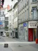 Aurillac - La calle comercial llena de tiendas