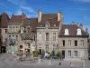 Autun - Fontaine Saint-Lazare, terraza de la cafetería y las casas en el casco antiguo