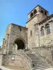 Auzon - Pórtico sur (ganivelle) y campanario de la iglesia románica de Saint-Laurent, antigua colegiata benedictina