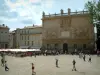 Avignon - Casa de la Moneda y la Plaza del Palacio