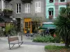 Avranches - Banco, cafetería con terraza y fachadas de las casas de la ciudad