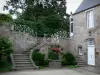 Avranches - Maison en pierre, escaliers menant au jardin du donjon