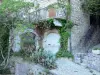 Balazuc - Casa de piedra decorado con plantas