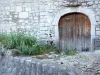 Balazuc - Puerta de madera de una casa y el borde de la flor