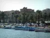Bandol - Barques colorées et bateaux du port, promenade bordée de palmiers et maisons de la station balnéaire