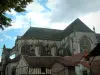 Bar-sur-Seine - Las casas antiguas, de la Iglesia de San Esteban de estilo gótico y las nubes en el cielo