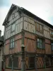 Bar-sur-Seine - Renacimiento casa (aún la mezcla de ladrillo, madera y vigas talladas) con una estatua de San Roque y su perro