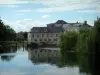 Bar-sur-Seine - Los árboles y los edificios que reflejan en el río (el Sena)