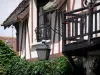 Barbizon - La lámpara, y entramado de madera balcón de una casa