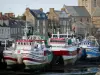 Barfleur - Poort: Vissersboten afgemeerd aan de kade, granieten huizen en dorpskerk, in de Cotentin