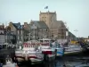 Barfleur - Poort: Vissersboten afgemeerd aan de kade, granieten huizen en dorpskerk, in de Cotentin
