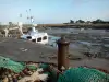 Barfleur - Poort: Dock met visnetten, boten bij laag water
