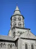 Basílica de Orcival - Basílica románica de Nuestra Señora y su hijo de dos pisos de la torre octogonal, en el Parque Natural Regional de los Volcanes de Auvernia, en el Massif des Monts Dore