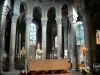 Basílica de Orcival - Dentro de la basílica románica de Nuestra Señora: coro: estatua de altar de granito de la Virgen en Majestad, vidrio tallado y teñido