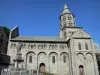 Basílica de Orcival - Basílica románica de Nuestra Señora y su hijo de dos pisos de la torre octogonal