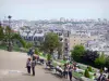 Basílica de Sacré-Cœur - Bancos debajo de la basílica en Montmartre, con vistas a los edificios de París