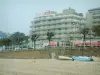 La Baule - Playa de arena con los barcos y los edificios de la estación