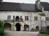 Baume-les-Messieurs - Abadía: edificios de la abadía, patio y arco