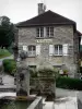 Baume-les-Messieurs - Fontana, flores y casa de piedra