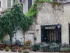 Beaugency - Terraza del restaurante y la antigua abadía de Notre-Dame, en el fondo