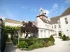 Beaune - Jardín del hotel Boussard de la Chapelle y campanario que domina el conjunto