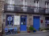 Bécherel - Cité du Livre : librairie et maison aux portes et fenêtres bleues