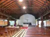 Bellefontaine - Dentro de la iglesia de San Pedro Encadenado: nave y coro