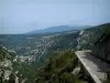Bergengte van de Nesque - De Canyon Road, rotswanden en de Mont Ventoux op de achtergrond