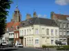 Bergues - Casas campanario de la ciudad amurallada y la estatua de Flandes Roja (estatua de bronce de la vaca flamenca)