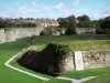 Bergues - Paredes (fortificaciones, embarazada), las casas de la ciudad amurallada, pequeña media luna y los árboles