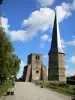 Bergues - Abadía de San Winoc: torre puntiaguda, torre cuadrada, cocheras, jardines y árboles, las nubes en el cielo azul