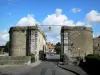 Bergues - Porte de Dunkerque (fortificación), las nubes en el cielo azul